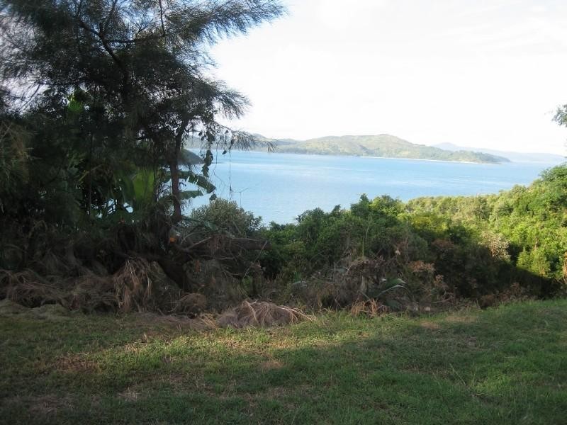 9 Passage Avenue, Shute Harbour QLD 4802