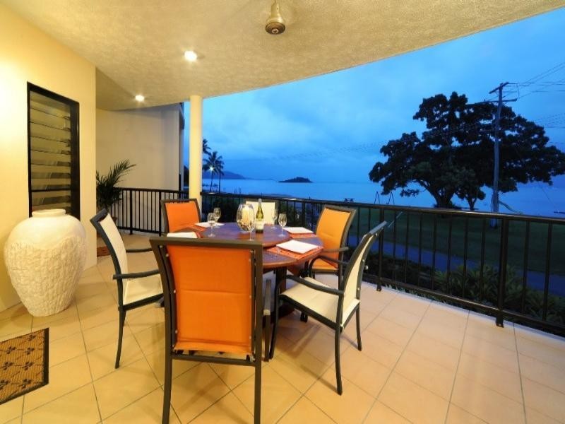 2/36 Coral Esplanade, Cannonvale QLD 4802