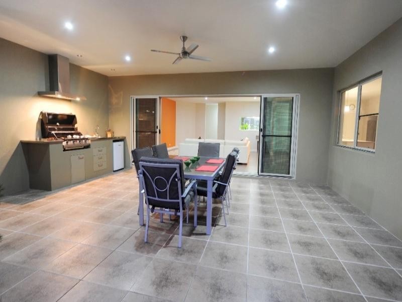 18 Henderson Street, Cannonvale QLD 4802