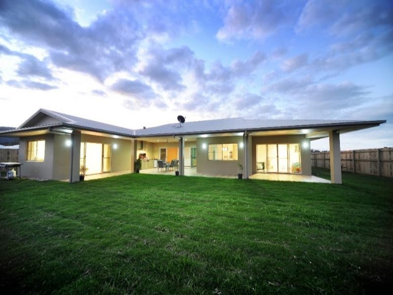 18 Henderson Street, Cannonvale QLD 4802