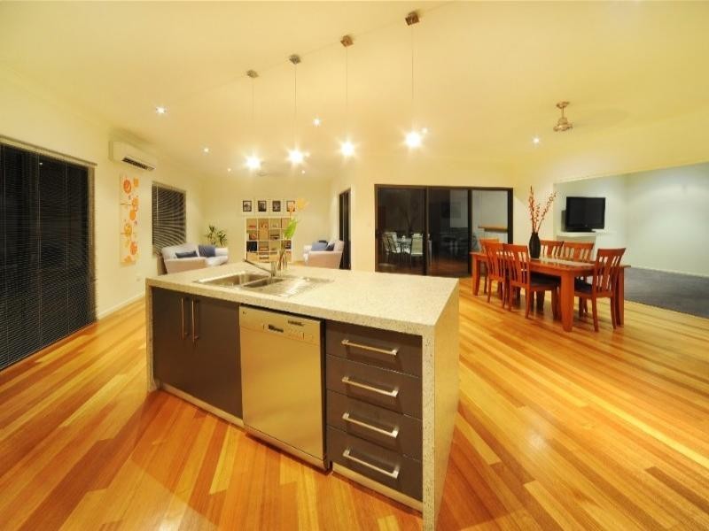 10 Johnquill Court, Cannonvale QLD 4802