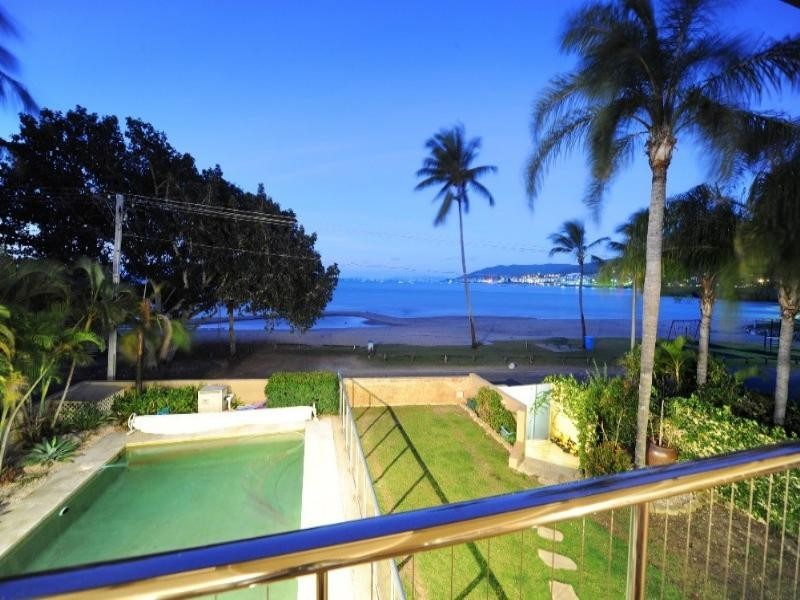 30 Coral Esplanade, Cannonvale QLD 4802