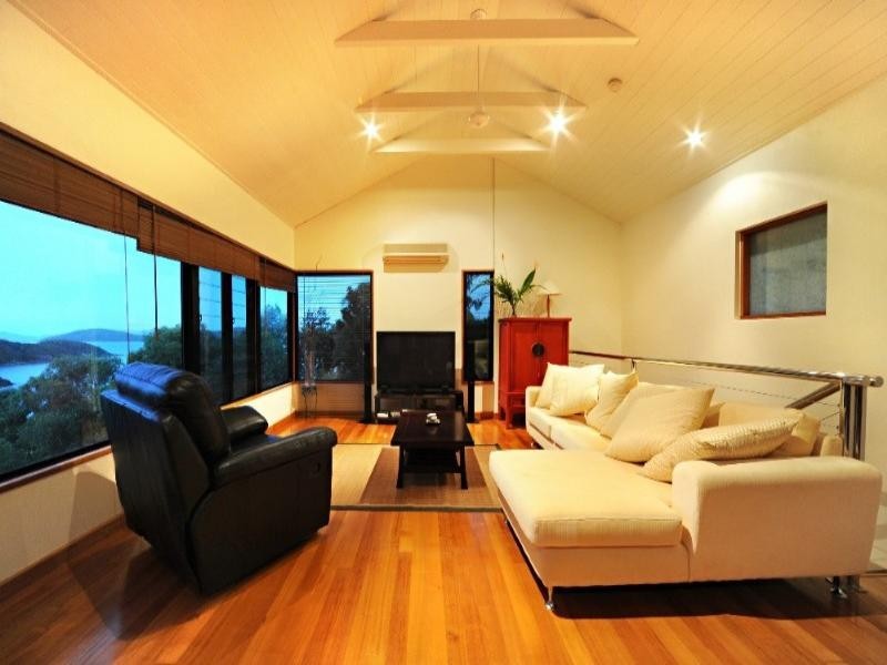 17 Passage Avenue, Shute Harbour QLD 4802