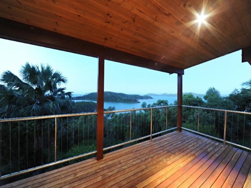17 Passage Avenue, Shute Harbour QLD 4802