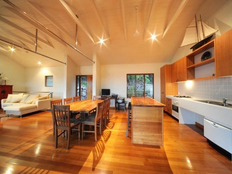 17 Passage Avenue, Shute Harbour QLD 4802