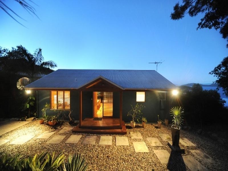 17 Passage Avenue, Shute Harbour QLD 4802