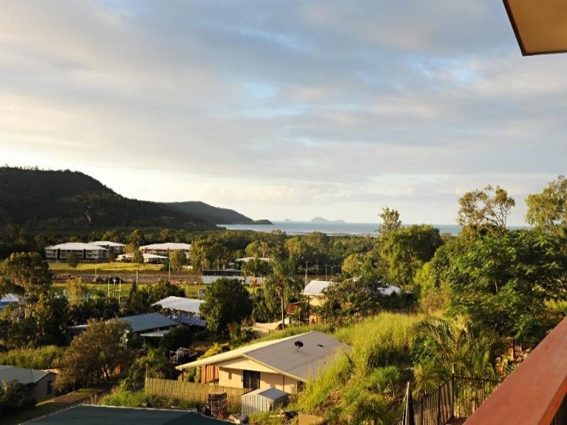 20 Whitehaven Crescent, Cannonvale QLD 4802