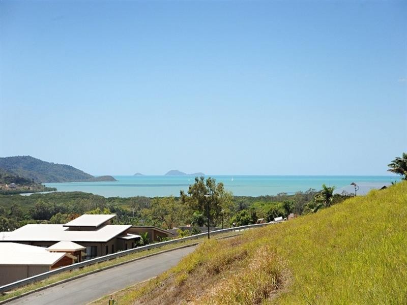 13 Whitehaven Crescent, Cannonvale QLD 4802