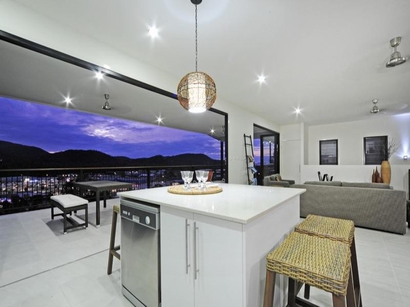 20 Whitehaven Crescent, Cannonvale QLD 4802