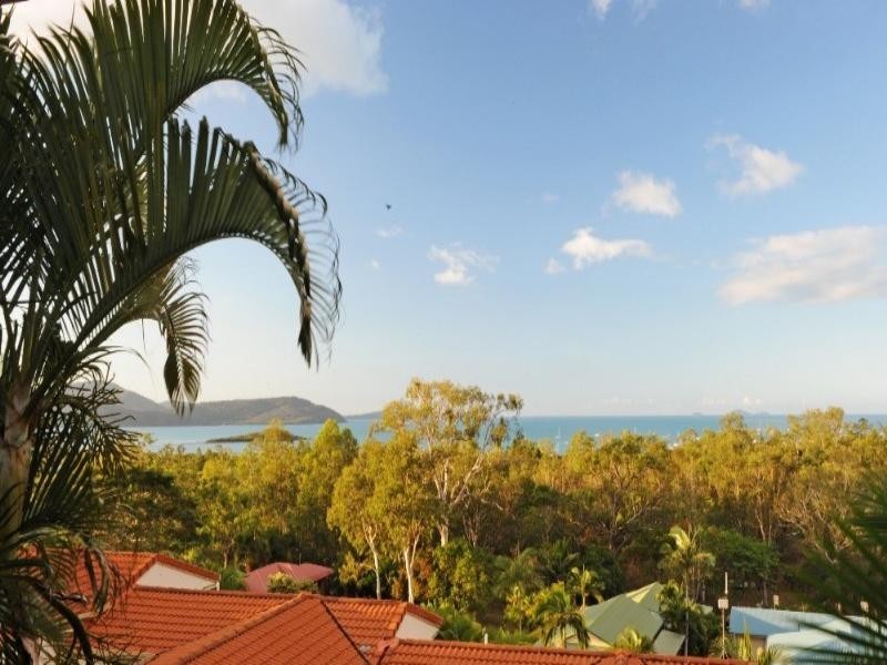 2/12 Eshelby Drive, Cannonvale QLD 4802