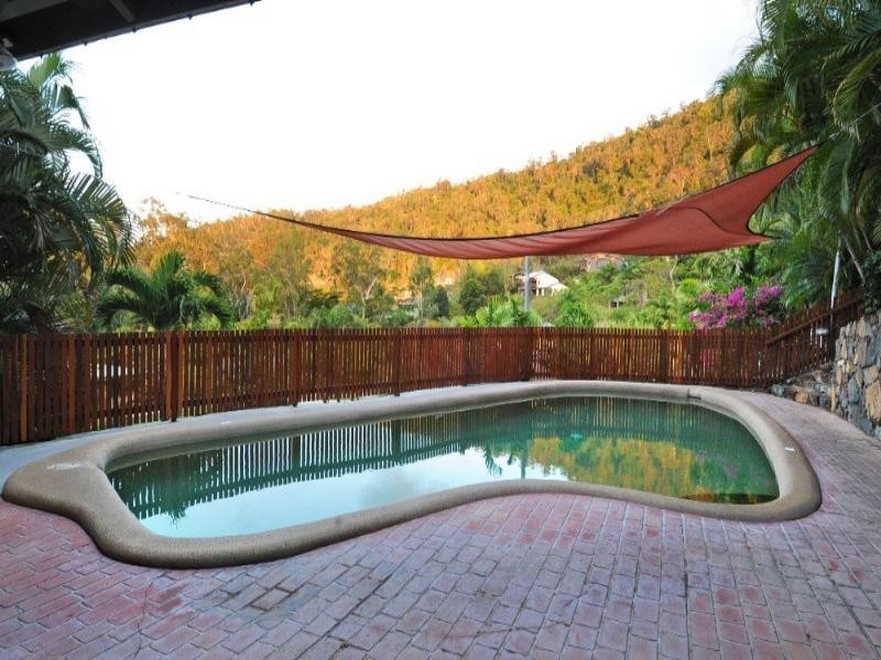 2/12 Eshelby Drive, Cannonvale QLD 4802