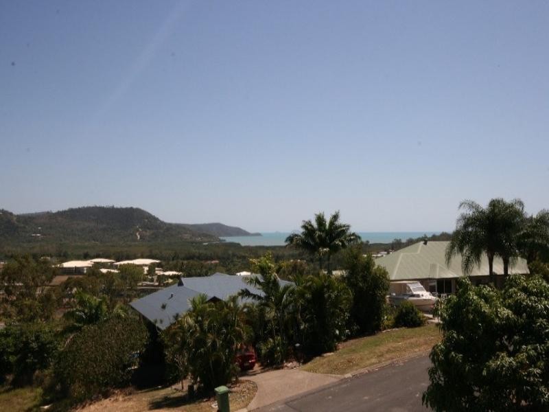 5 Whitehaven Crescent, Cannonvale QLD 4802