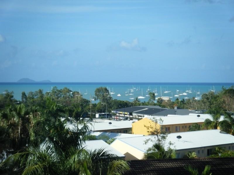 105/2 Eshelby Drive, Cannonvale QLD 4802