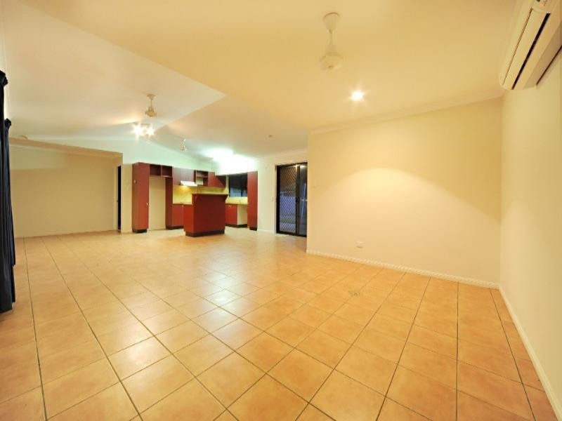 32 Valley Drive, Cannonvale QLD 4802