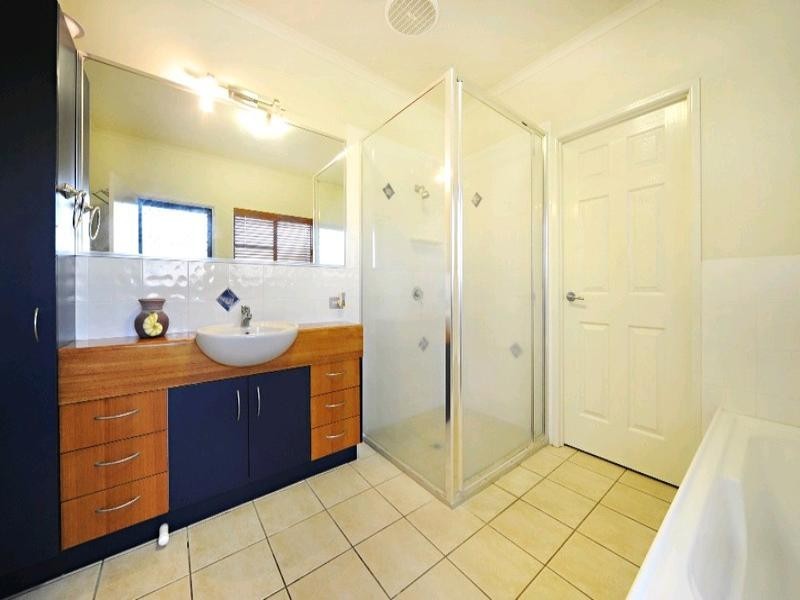 10 Pepperberry Lane, Cannonvale QLD 4802