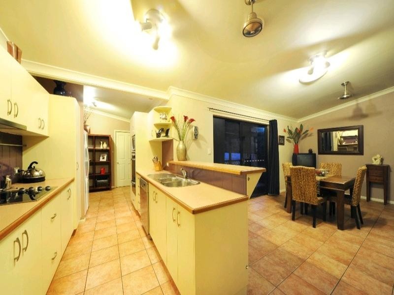 30 Valley Drive, Cannonvale QLD 4802