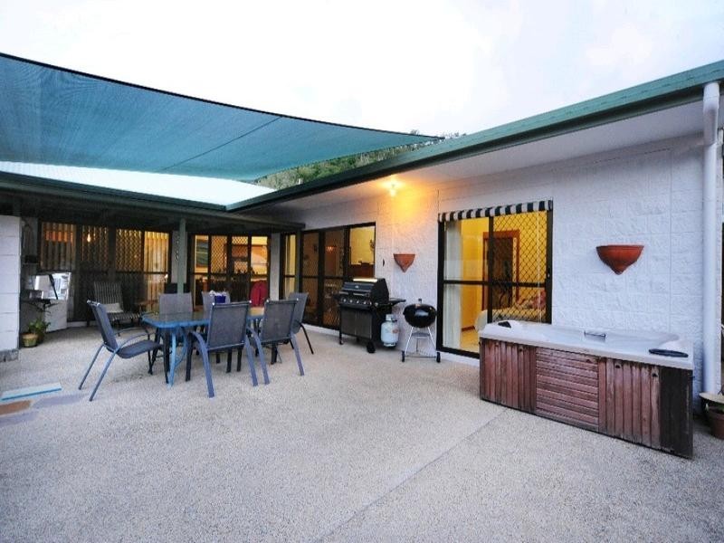 10 Jones Road, Cannonvale QLD 4802