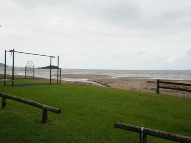 2/34 Coral Esplanade, Cannonvale QLD 4802