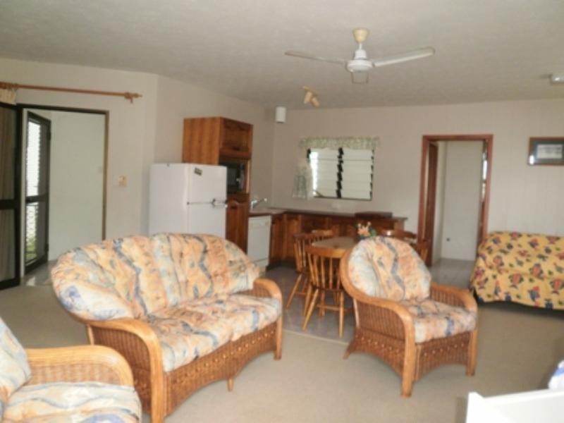 2/34 Coral Esplanade, Cannonvale QLD 4802