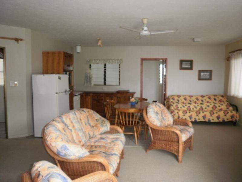 2/34 Coral Esplanade, Cannonvale QLD 4802