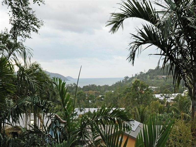 9 Country Road, Cannonvale QLD 4802