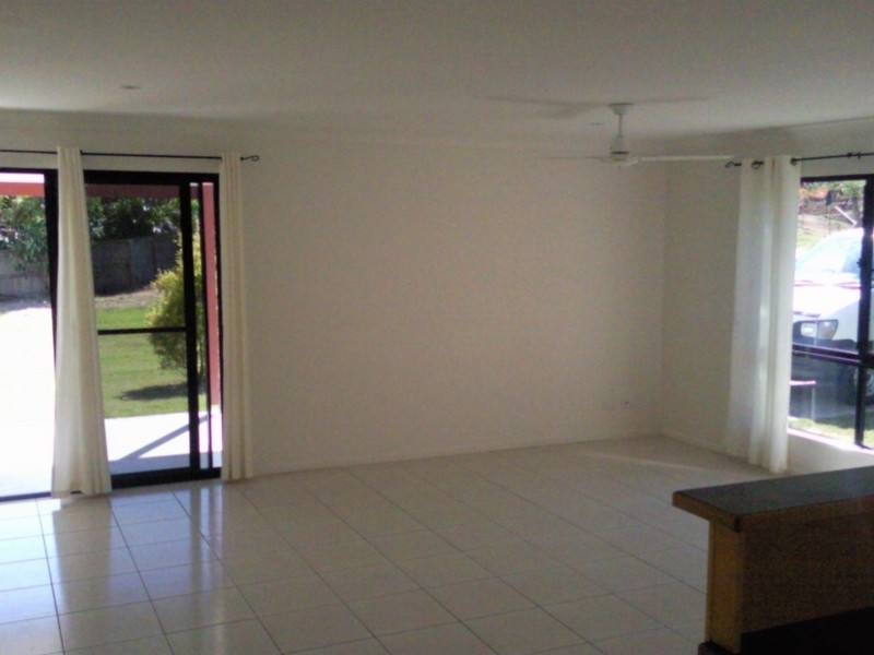 2/82 Country Road, Cannonvale QLD 4802
