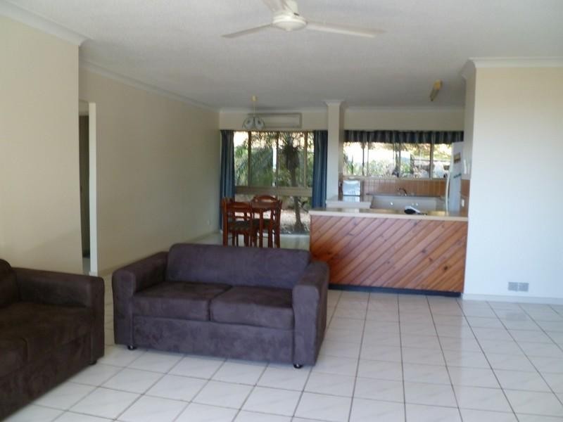 10/2 Eshelby Drive, Cannonvale QLD 4802