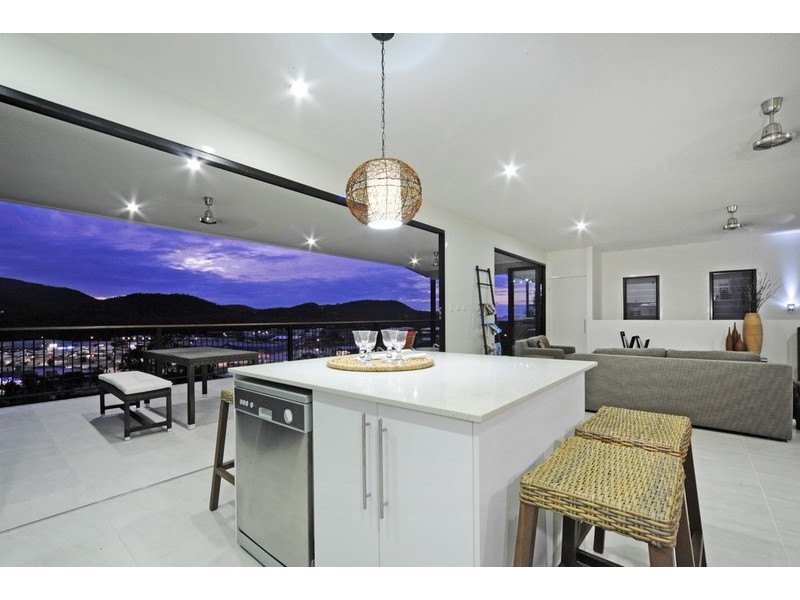 20 Whitehaven Crescent, Cannonvale QLD 4802