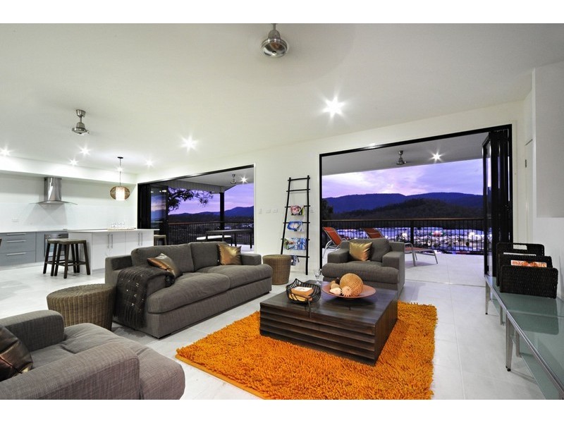 20 Whitehaven Crescent, Cannonvale QLD 4802