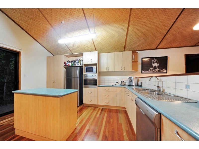 9 Country Road, Cannonvale QLD 4802