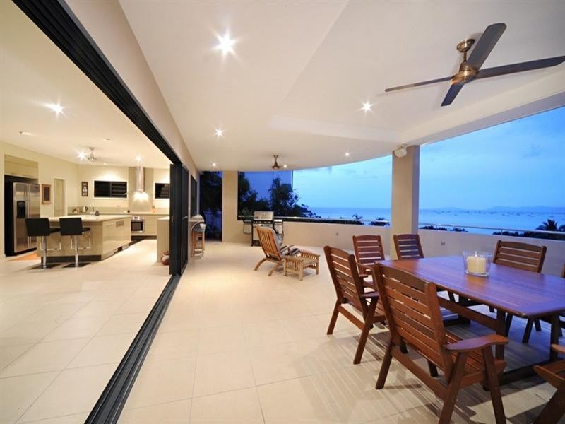 6 Palm Drive, Cannonvale QLD 4802
