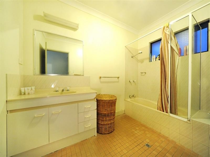 2/5 Pleasant Drive, Cannonvale QLD 4802