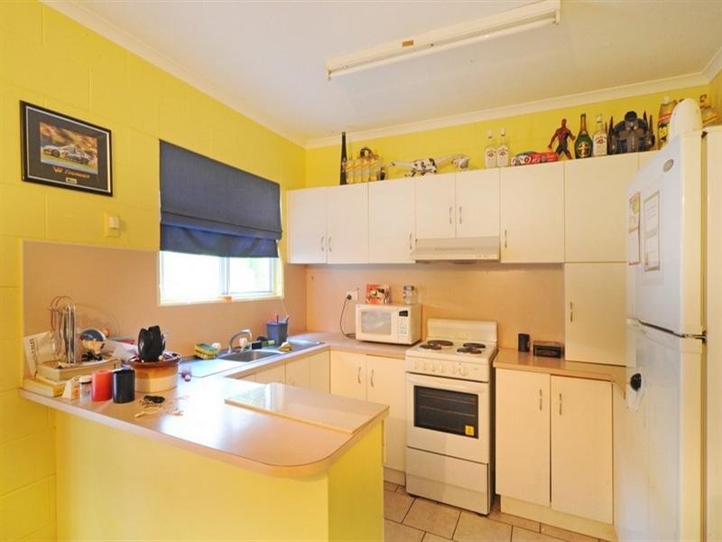 2/11 Island Close, Cannonvale QLD 4802