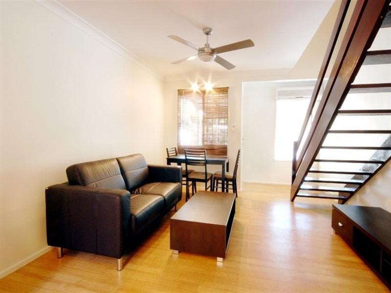 2/9 Pleasant Drive, Cannonvale QLD 4802