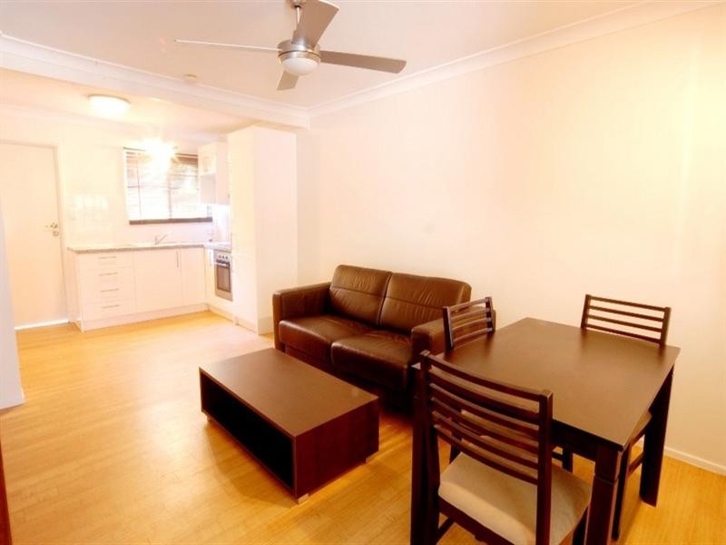 2/9 Pleasant Drive, Cannonvale QLD 4802