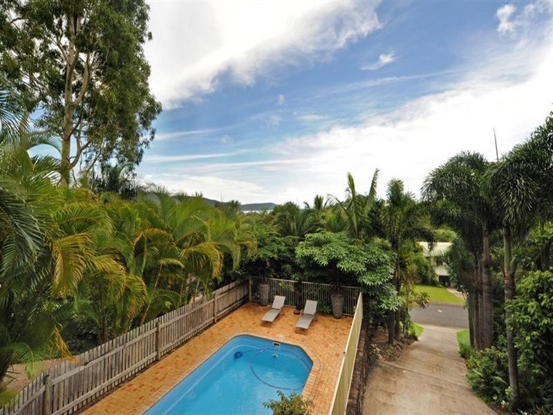 3 Country Road, Cannonvale QLD 4802