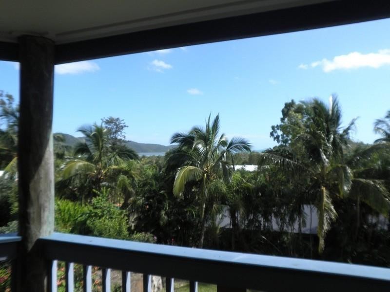 10 Country Road, Cannonvale QLD 4802