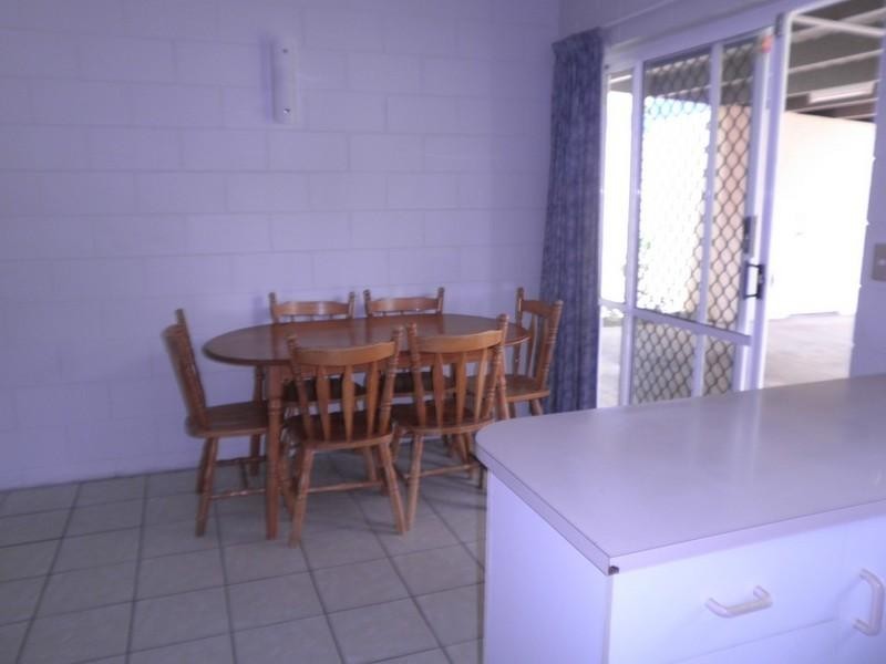 4/11 Island Drive, Cannonvale QLD 4802