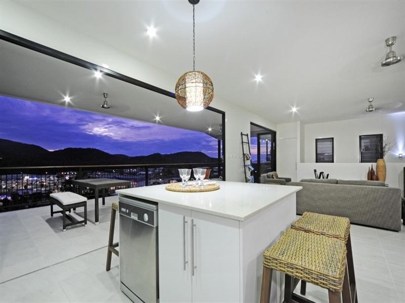 20 Whitehaven Crescent, Cannonvale QLD 4802