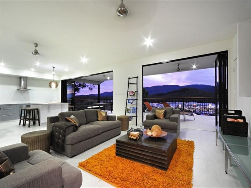 20 Whitehaven Crescent, Cannonvale QLD 4802