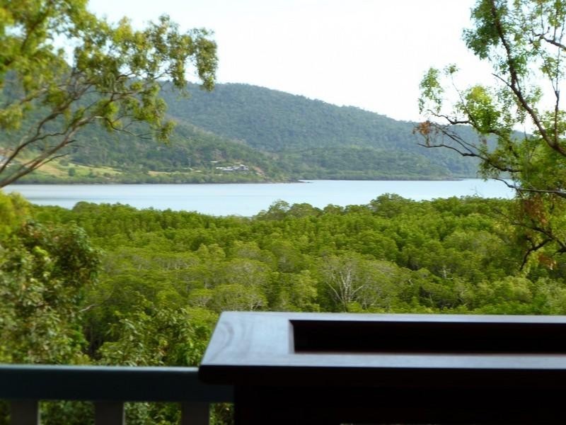 8 Alice Court, Cannonvale QLD 4802