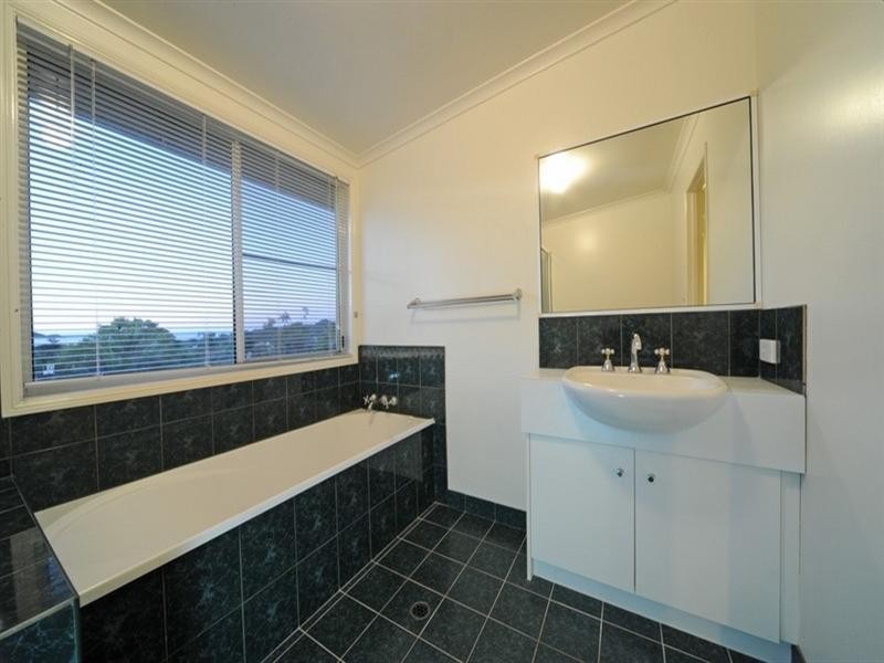 8 Hamilton Avenue, Cannonvale QLD 4802