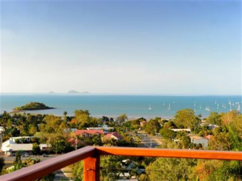 9 Illawong Street, Cannonvale QLD 4802