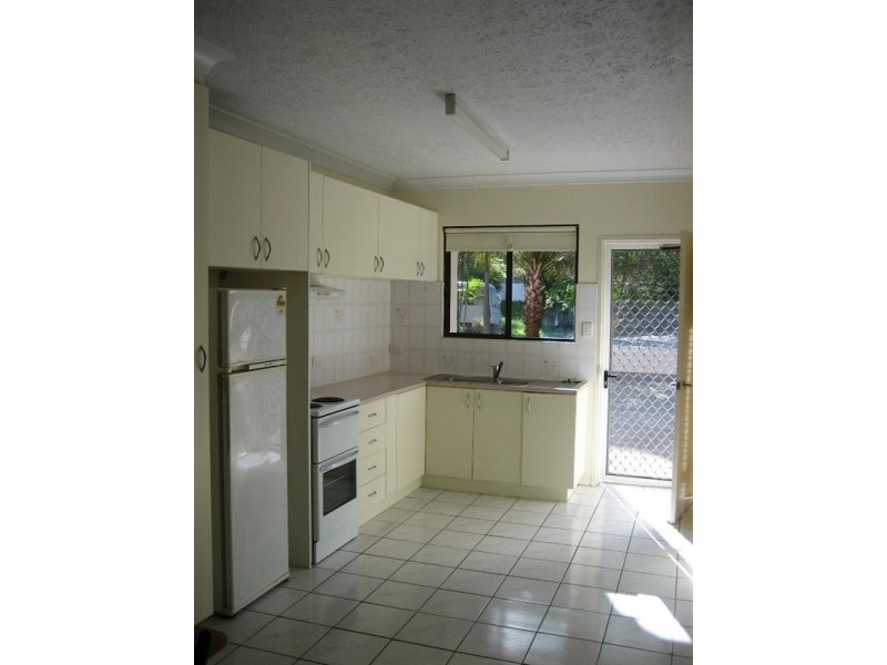 2/5 Pleasant Drive, Cannonvale QLD 4802