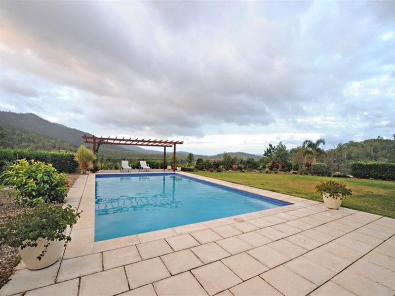 71 Moon Crescent, Sugarloaf QLD 4800