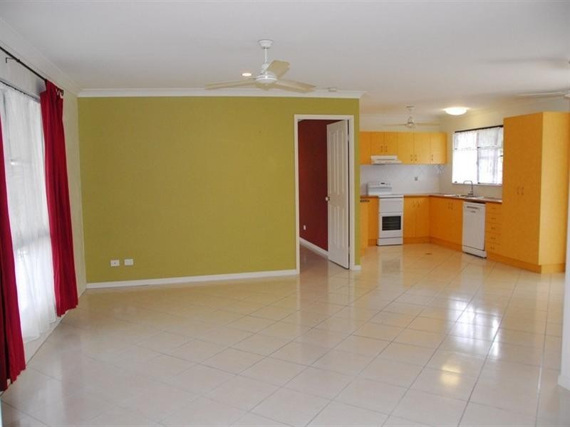 2 Shelley Close, Cannonvale QLD 4802