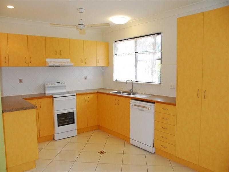 2 Shelley Close, Cannonvale QLD 4802