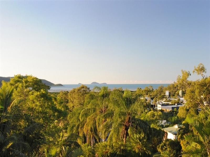 8 Hamilton Avenue, Cannonvale QLD 4802