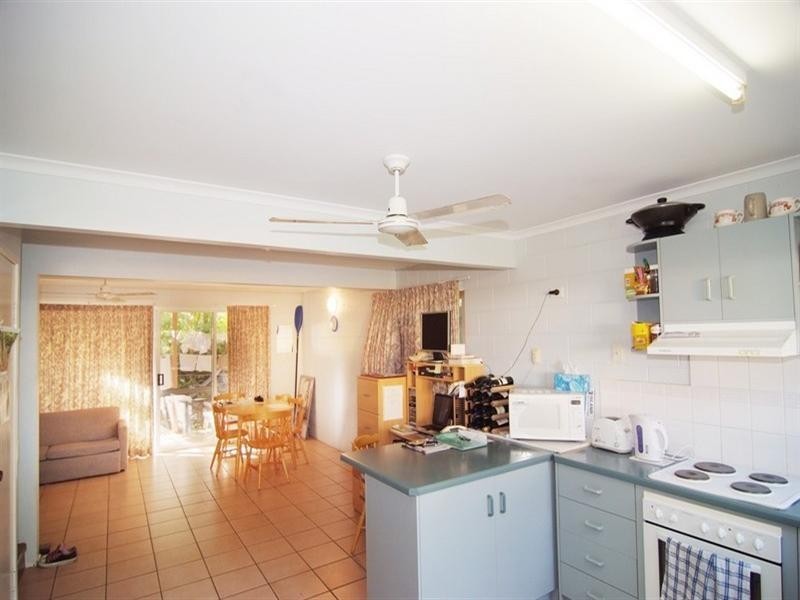 1/5 Eshelby Drive, Cannonvale QLD 4802