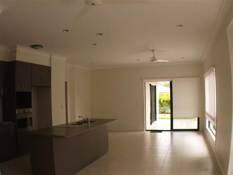 60 Valley Drive, Cannonvale QLD 4802